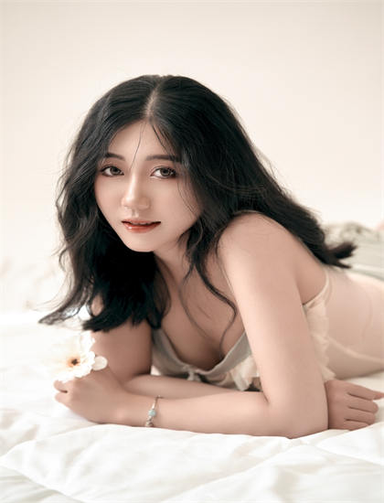 摄影技巧：《欢迎回来百音》无人机拍摄的视角与稳定性——理解人物的深度分析